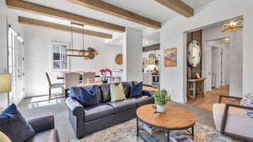 Televisie, een open haard en een kantoor