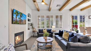 Televisie, een open haard en een kantoor