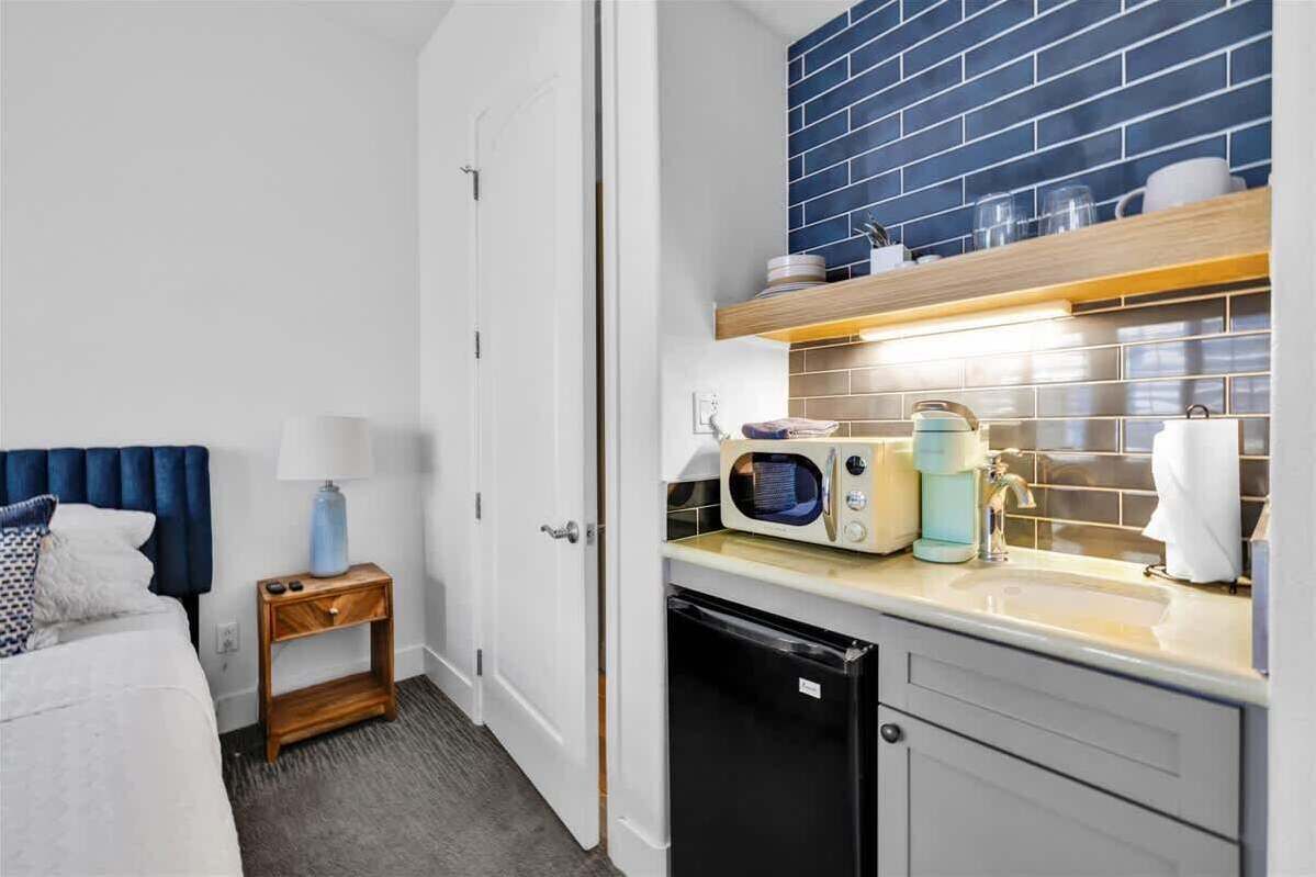 1 bedroom, desk, iron/ironing board, WiFi