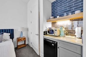 1 habitación, escritorio, tabla de planchar con plancha y wifi