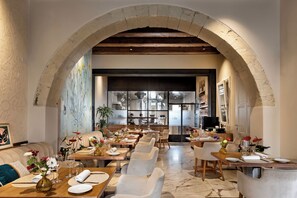 2 restaurants, serveren lunch, diner, rauwe gerechten