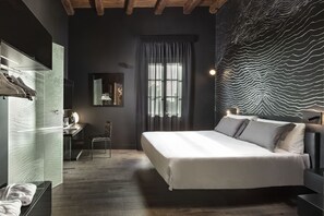 Suite Abissi | Premium bedding, down comforters, memory foam beds, minibar - Casa Clàt – Boutique Hotel (Cagliari)