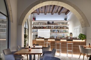 2 bars/lounges, cocktail bar