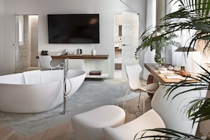 Exclusieve studio suite | Luxe beddengoed, donsdekens, bedden met traagschuimmatrassen