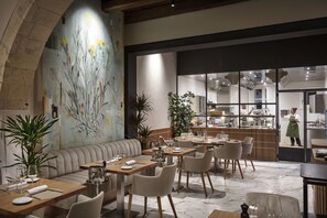 2 restaurants; lunch and dinner served - Casa Clàt – Boutique Hotel (Cagliari)