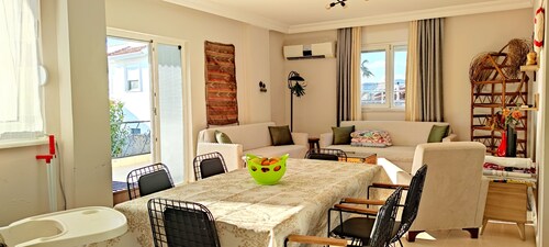 Cozy Family-Sized Condo, 15 min From Fugla Beach