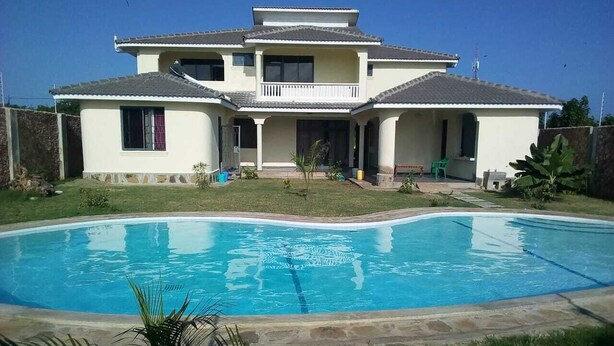 Pool - Studio Apartment (Mombasa)