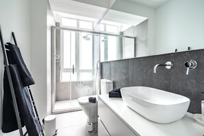 Douche, sĂšche-cheveux, serviettes fournies, shampoing