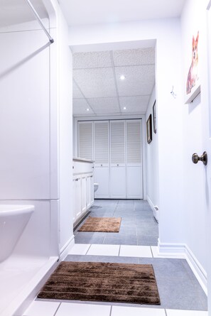 Suite | Badkamer | Een douche, handdoeken