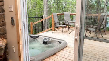 Apartment | Private spa tub