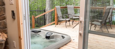 Apartment | Private spa tub