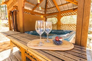 Outdoor spa tub - NAMU CABIN • Modern Chic Design w/ Spa & Gameroom (Big Bear Lake)