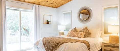 3 bedrooms, desk, iron/ironing board, free WiFi