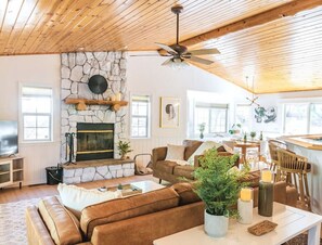 TV, fireplace, books, stereo - NAMU CABIN • Modern Chic Design w/ Spa & Gameroom (Big Bear Lake)