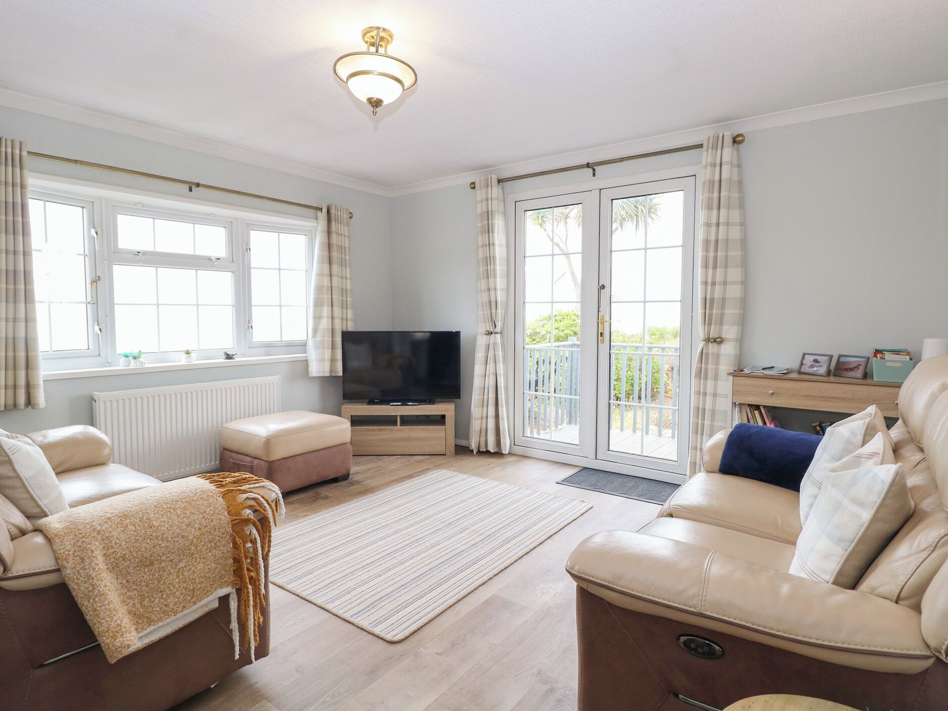 Cottage | Living area | TV
