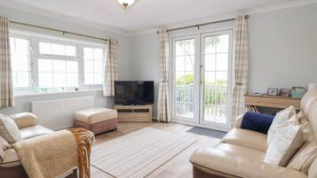 Cottage | Living area | TV