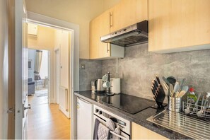 Appartement | Cuisine privée | Réfrigérateur, micro-ondes, four, plaque de cuisson