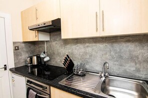 Departamento | Cocina privada | Refrigerador, microondas, horno y parrilla de estufa 