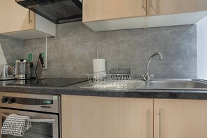 Fridge, microwave, oven, stovetop - 1BR Summit Holburn - Cosy Flat With Ultrafast Wifi (Aberdeen)