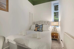 1 habitación, tabla de planchar con plancha, wifi gratis y ropa de cama 