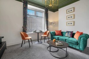 Living area - 1BR Summit Holburn - Cosy Flat With Ultrafast Wifi (Aberdeen)