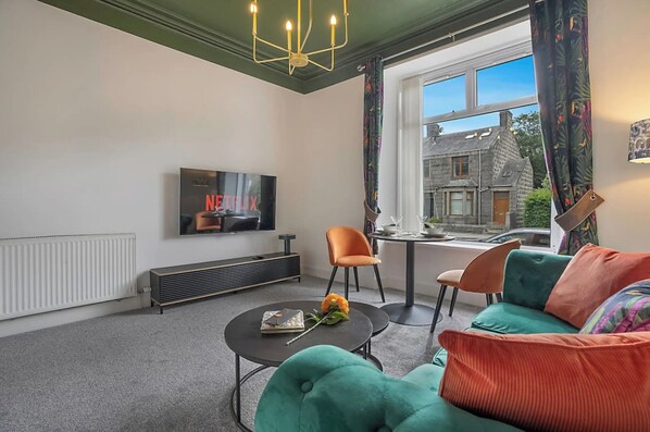 Living area - 1BR Summit Holburn - Cosy Flat With Ultrafast Wifi (Aberdeen)