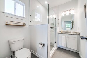 Badewanne, Haartrockner, Handtücher, Seife