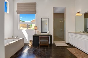 Ein modernes Badezimmer mit Badewanne, Waschtisch und barrierefreier Dusche.