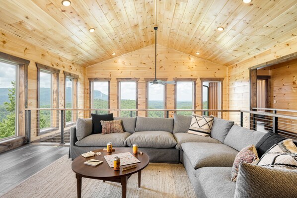 Smart TV, fireplace - Duval by AvantStay | 10min to DT Pigeon Forge w/ Indoor Pool & Amazing Views! (Sevierville)