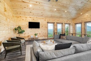Smart TV y chimenea 