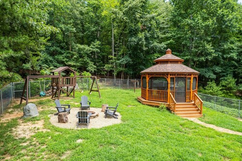 Hot Tub, King Beds, Amazing Location!