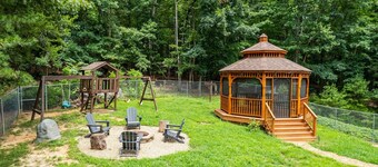 Hot Tub, King Beds, Amazing Location!