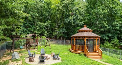 Hot Tub, King Beds, Amazing Location!