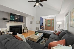 Smart TV, fireplace, video games, DVD player - Hot Tub, King Beds, Amazing Location! (Lake Lure)