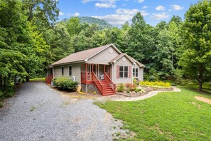 Exterior - Lake Lure: Hot Tub,King Beds, EV Charger (Lake Lure)