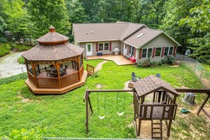 Terrace/patio - Hot Tub, King Beds, Amazing Location! (Lake Lure)