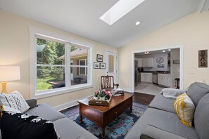 Smart TV, fireplace, video games, DVD player - Lake Lure: Hot Tub,King Beds, EV Charger (Lake Lure)