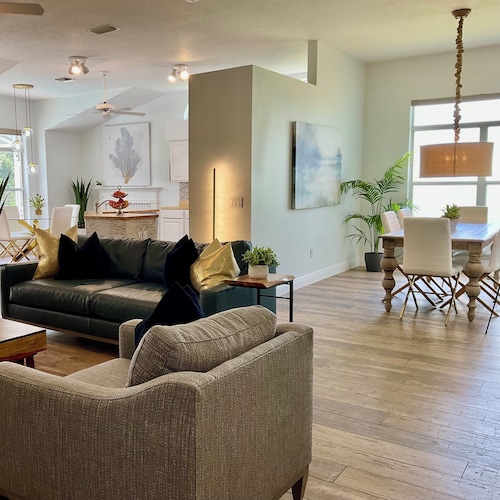 Private Heated Pool and Hottub , Pet Friendly, New Golf Cart , Close to shopping