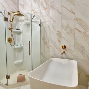 Combined shower/bathtub, hair dryer, towels, soap - Private Heated Pool and Hottub , Pet Friendly, New Golf Cart , Close to shopping (Lady Lake)
