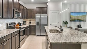 Coffee/tea maker, fridge, microwave, oven - 5 Bedroom/4 Bathroom Windsor Island (112 JW) (Davenport)
