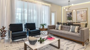 TV - 5 Bedroom/4 Bathroom Windsor Island (112 JW) (Davenport)