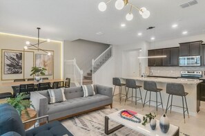 TV - 5 Bedrooms/4.5 Bathrooms/ Windsor Island (112 JW) (Davenport)