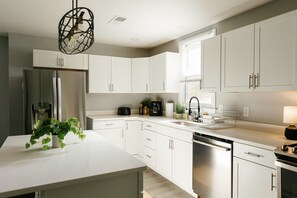 冷蔵庫、電子レンジ、オーブン、コンロ