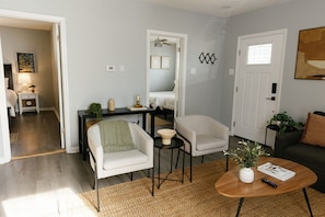 Interior - "The Homestead" UPSCALE STAY - Downtown with Yard (Lawrenceburg)