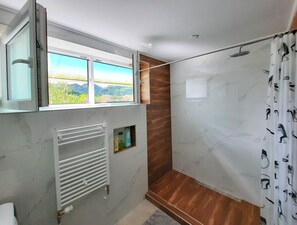Regadera, secadora de cabello, bidet, toallas