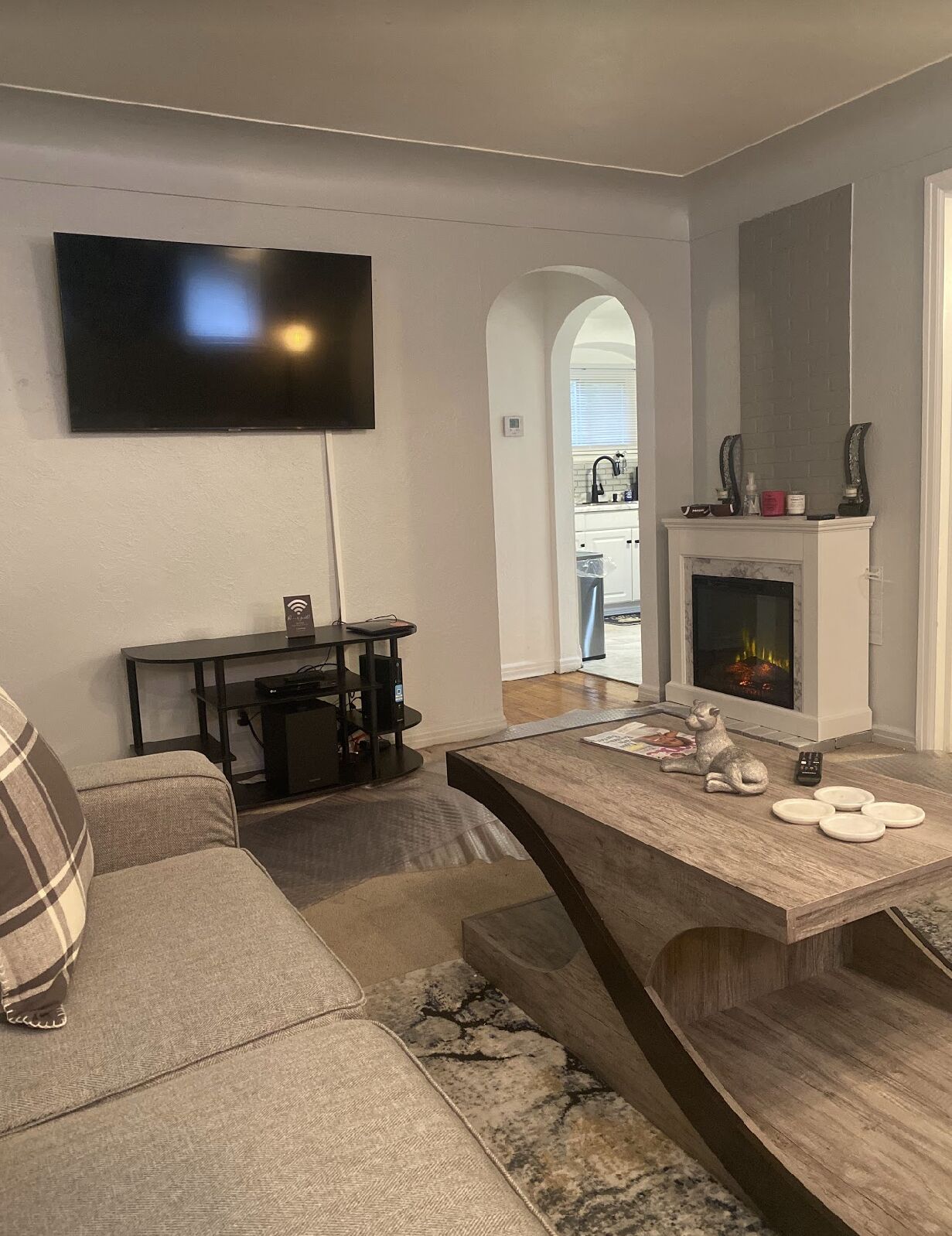 Smart TV, fireplace, DVD player, stereo