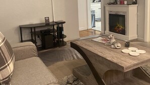 Smart TV, chimenea, reproductor de DVD, estéreo