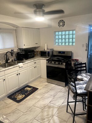 Kylskåp, mikrovågsugn, ugn och spishäll