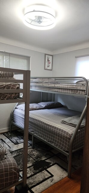 2 Schlafzimmer, Schreibtisch, Bügeleisen/Bügelbrett, kostenloses WLAN