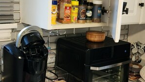 Cafetera/tetera, refrigerador, microondas, horno